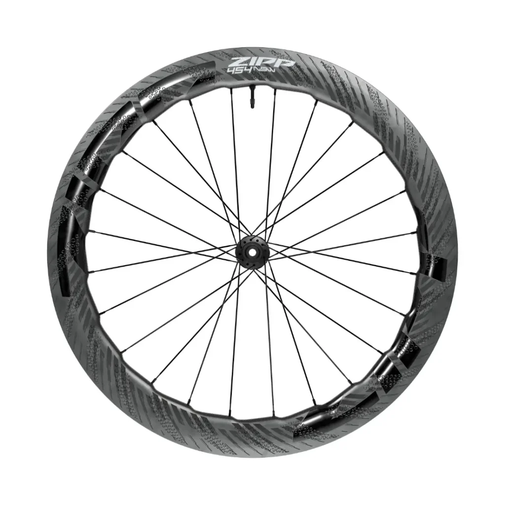 Una rueda de bicicleta Zipp 2026 de fibra de carbono negra y gris con radios aerodinámicos y una llanta de sección profunda, diseñada para rodar más rápido, vista desde el frente.