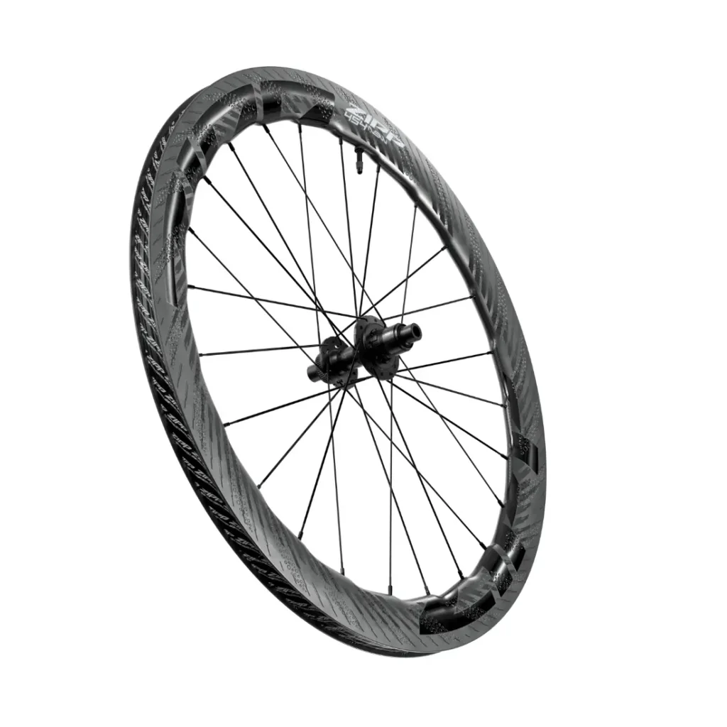 Se muestra una sola rueda de bicicleta de fibra de carbono Zipp 2026 con un borde aerodinámico profundo y radios negros sobre un fondo blanco, diseñada para ayudarte a rodar más rápido.