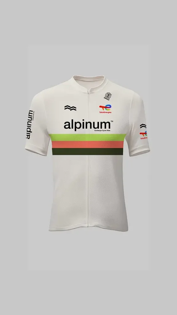 Maillot ciclista Alpinum de manga corta de color blanco con rayas horizontales de colores y logotipos del patrocinador TotalEnergies, sobre un fondo gris liso.