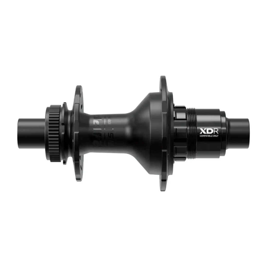 Un buje trasero de bicicleta Zipp 2026 negro con cuerpo de controlador XDR etiquetado, múltiples bridas para radios y un soporte de freno de disco, diseñado para rodar más rápido, que se muestra sobre un fondo blanco.