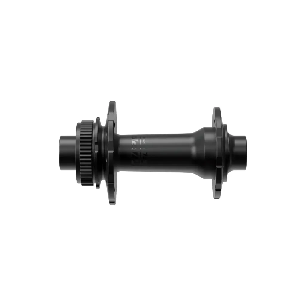 Buje delantero de bicicleta Zipp 2026 negro con soporte para freno de disco, visto de lado, aislado sobre fondo blanco, ideal para rodar más rápido.