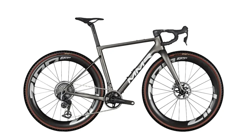 Una moderna bicicleta de ruta MMR Simun con un cuadro gris mate, manillar bajo, sillín negro y ruedas Zipp de sección profunda con detalles en rojo, vista de lado.