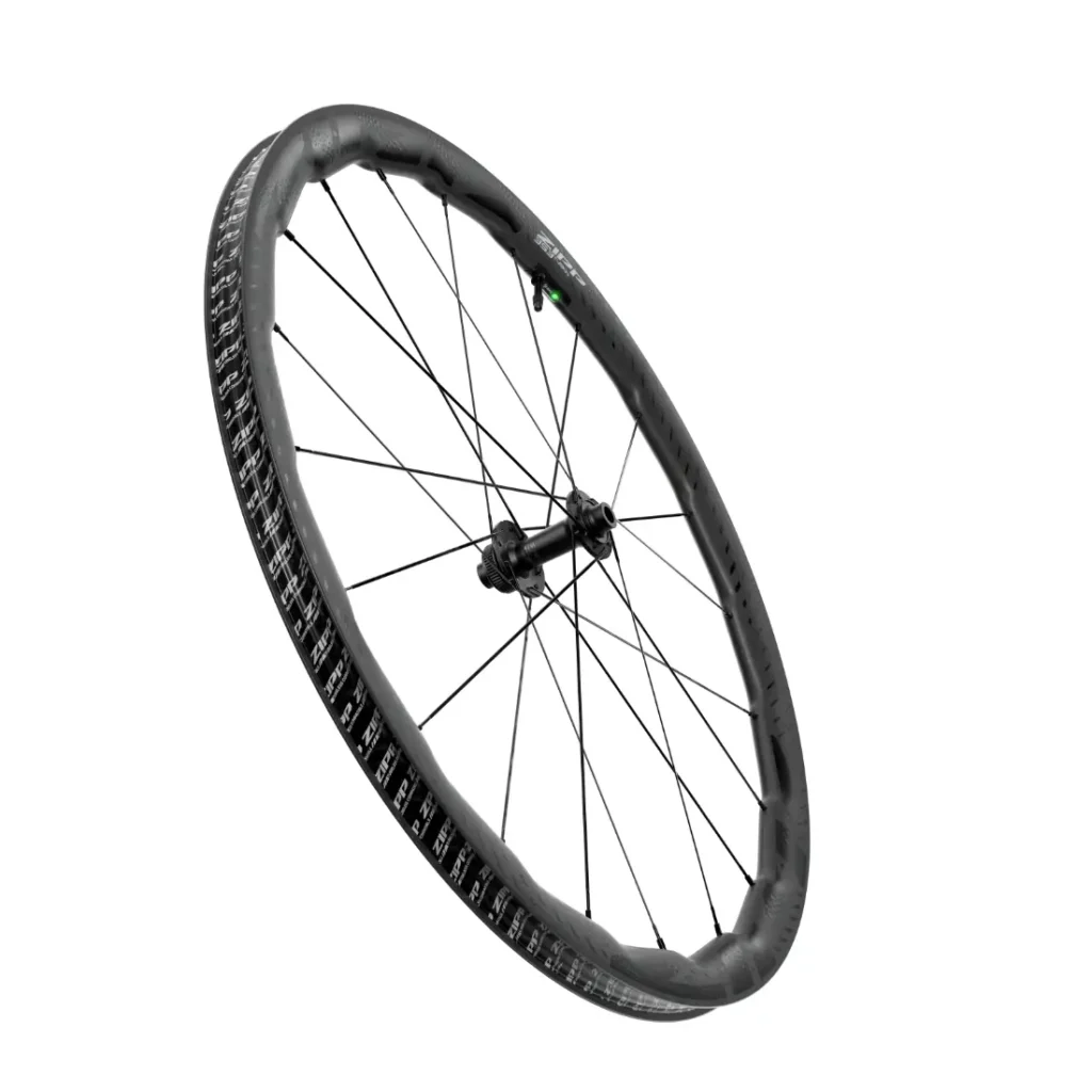 Una sola rueda de bicicleta negra con radios negros y un buje, mostrada sobre un fondo blanco liso, diseñada para aquellos que quieren rodar más rápido, como la innovadora Zipp 2026.