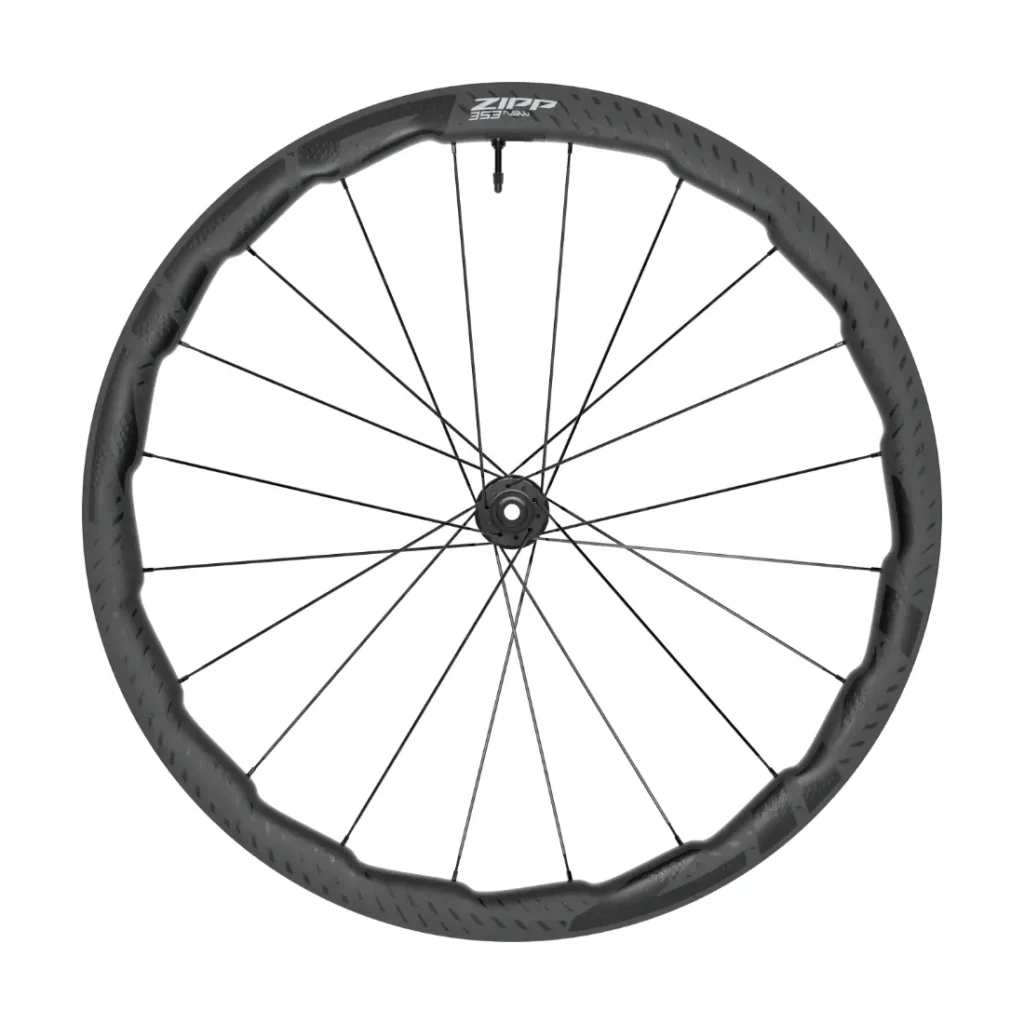 Una rueda de bicicleta de carbono Zipp 2026 negra con llanta de perfil aerodinámico y radios negros, diseñada para rodar más rápido, vista de lado sobre un fondo blanco.