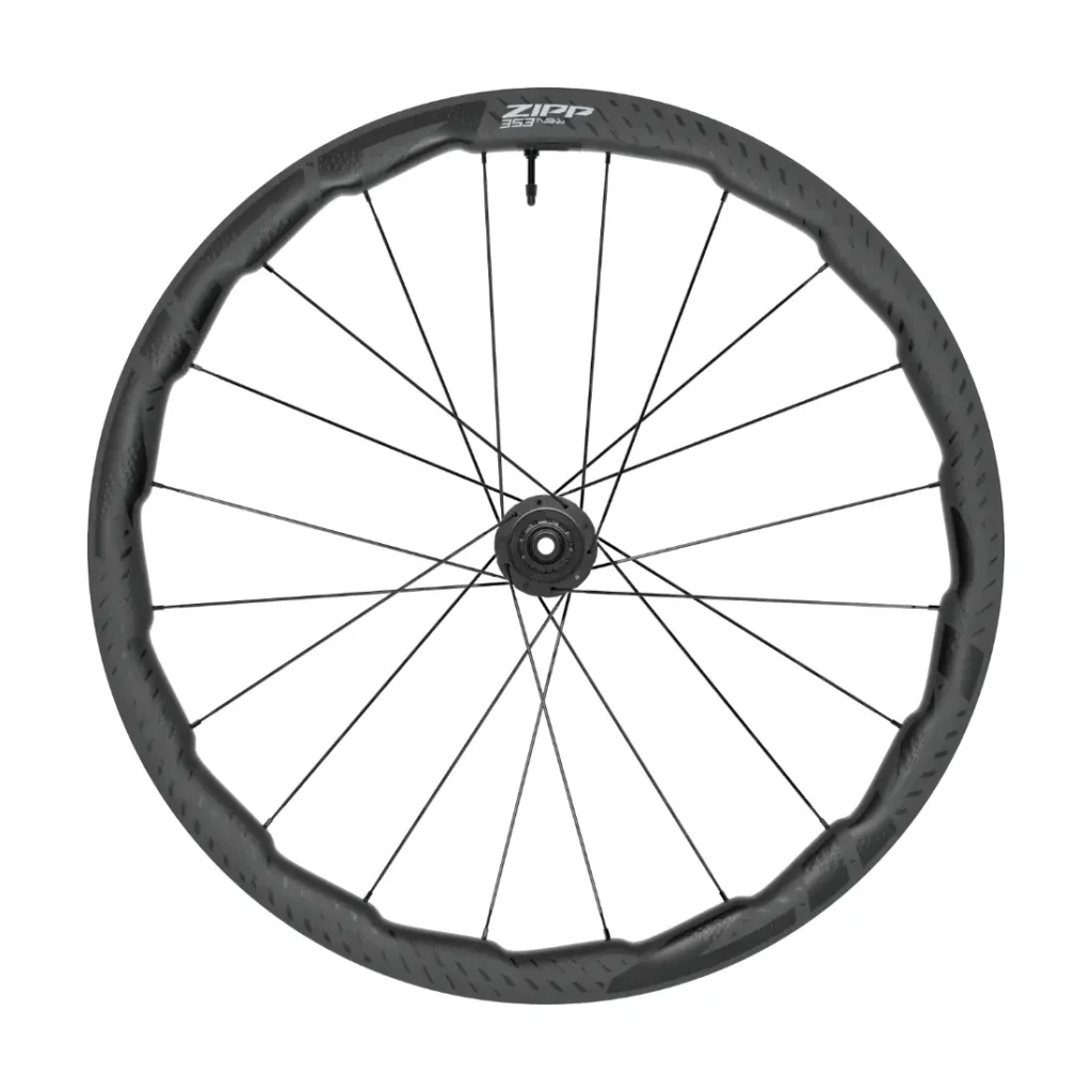 Una rueda de bicicleta Zipp 2026 de carbono negro con 12 radios, que presenta el logotipo de Zipp en la parte superior y un buje de freno de disco en el centro, diseñada para rodar más rápido.