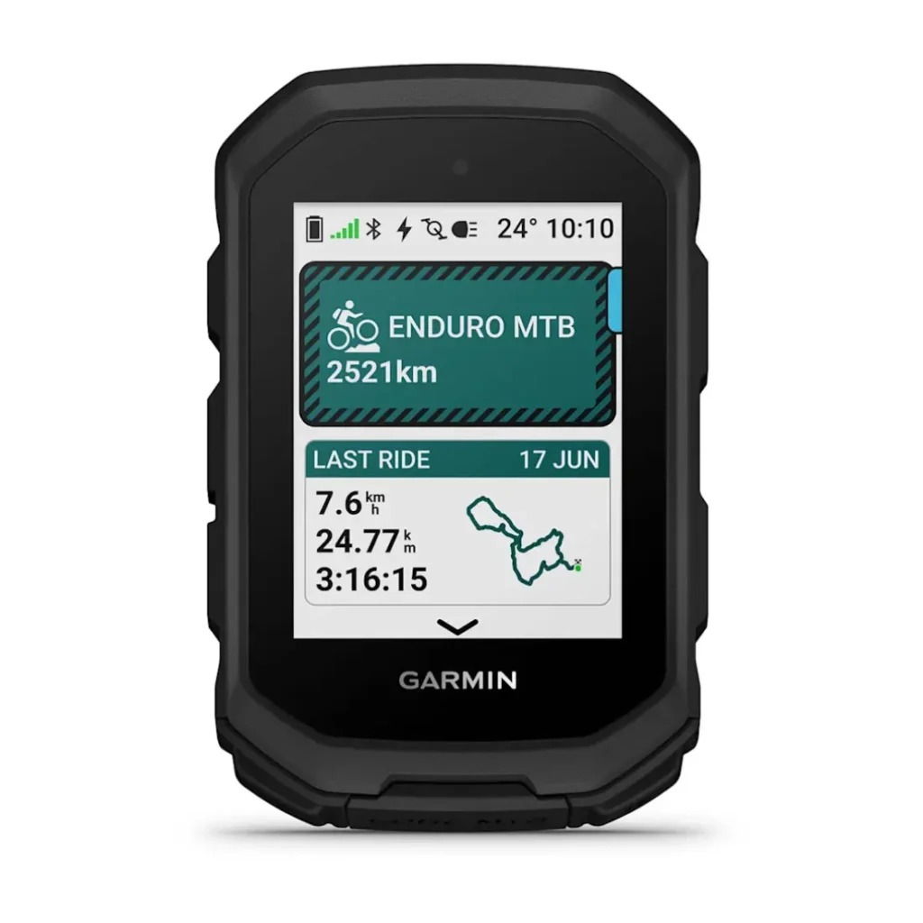 Un ciclocomputador Garmin Edge MTB muestra en su pantalla en color los datos del recorrido, incluida la distancia total, las estadísticas del último recorrido y un mapa de la ruta.