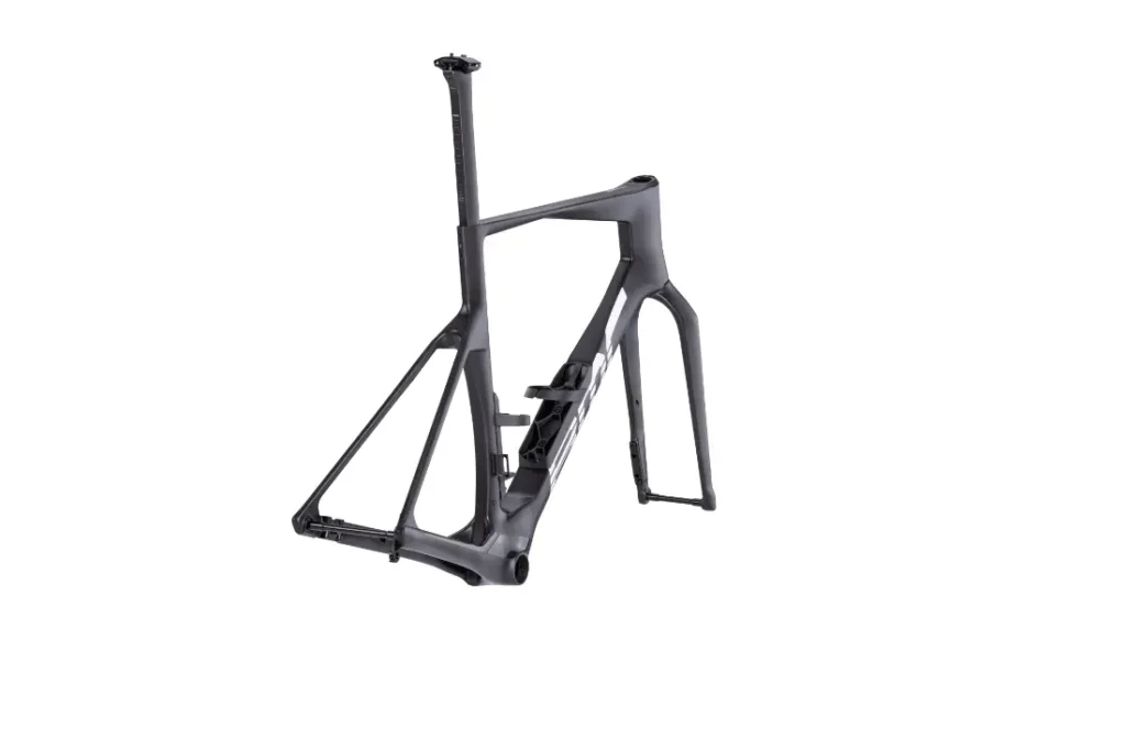 Cuadro y horquilla de bicicleta de carretera de carbono BMC VAR0 negro mate con tija de sillín integrada, vistos desde un ángulo frontal sobre un fondo blanco.