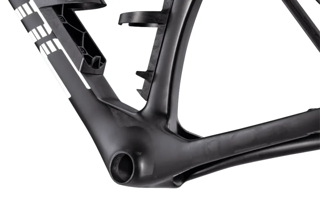 Vista de cerca de un cuadro de bicicleta BMC VAR0 negro que muestra el área del soporte del pedalier y parte del tubo inferior, con el cableado interno visible.