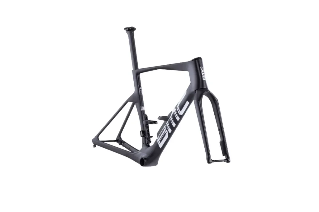 Un cuadro de bicicleta BMC VAR0 negro mate con la marca "BMC" blanca, mostrado sin ruedas, manillar ni otros componentes, aislado sobre un fondo blanco.
