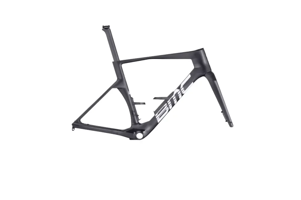 Un cuadro de bicicleta BMC VAR0 de fibra de carbono negro mate con la marca "BMC" blanca, mostrado sin ruedas, manillar ni otros componentes, sobre un fondo blanco limpio.