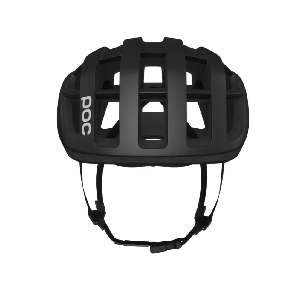 Casco de bicicleta POC casco ventilado negro con grandes aberturas de ventilación y mentonera ajustable, diseñado para ofrecer comodidad incluso en condiciones de calor extremo, visto desde arriba.