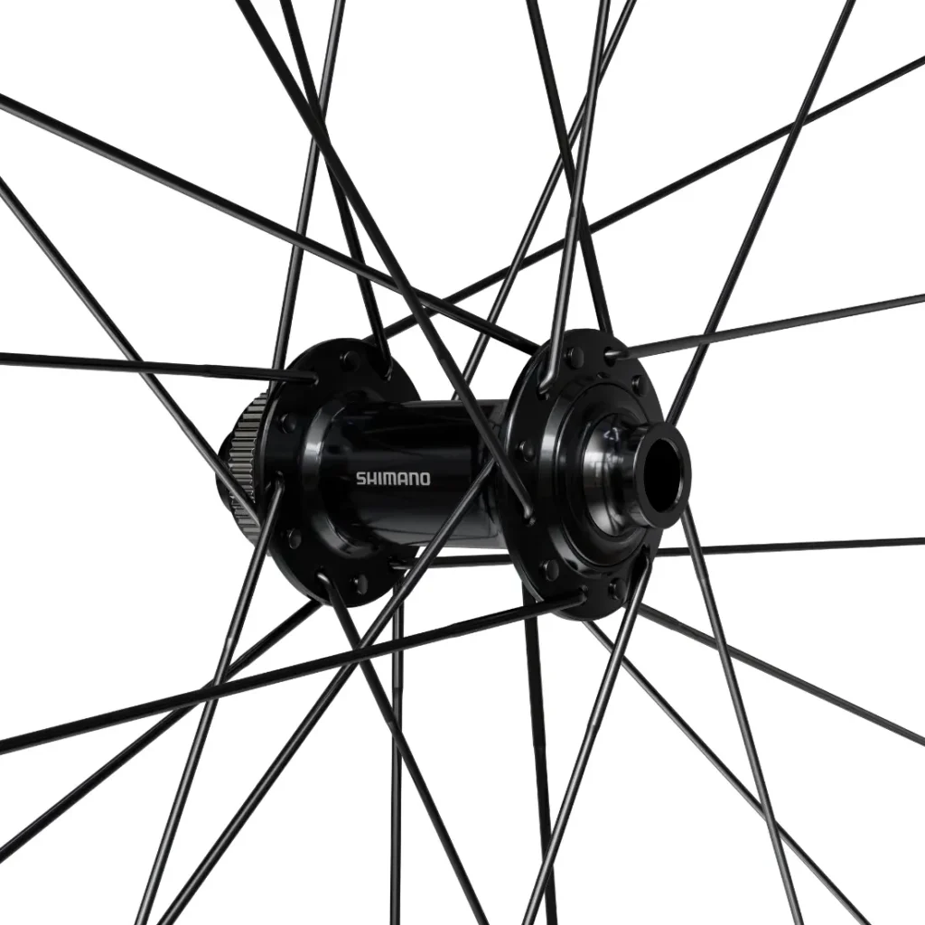 Primer plano de un buje de rueda de bicicleta Shimano con radios negros dispuestos en forma radial, sobre un fondo blanco liso.