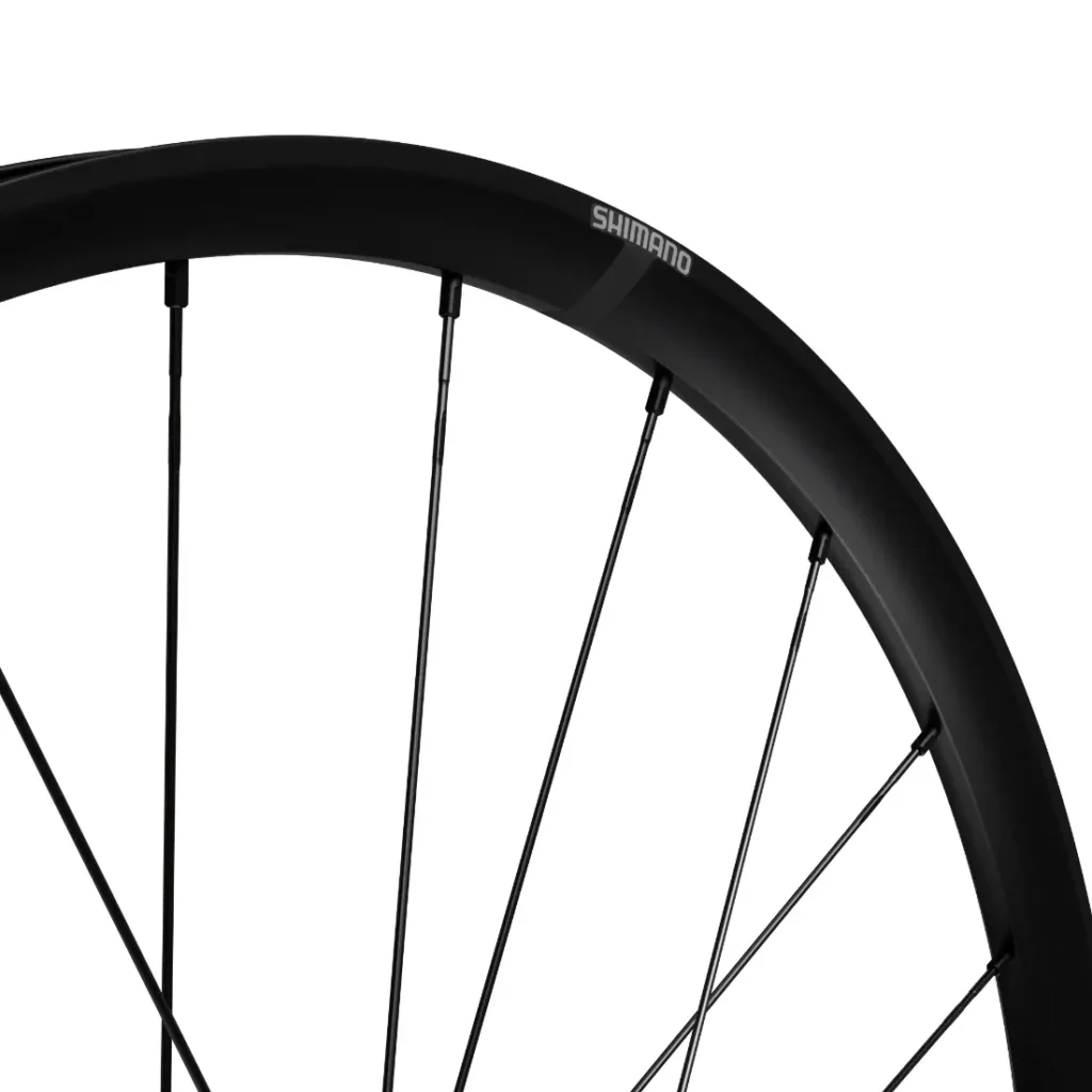 Primer plano de una llanta de bicicleta Shimano negra con radios, sobre fondo blanco.