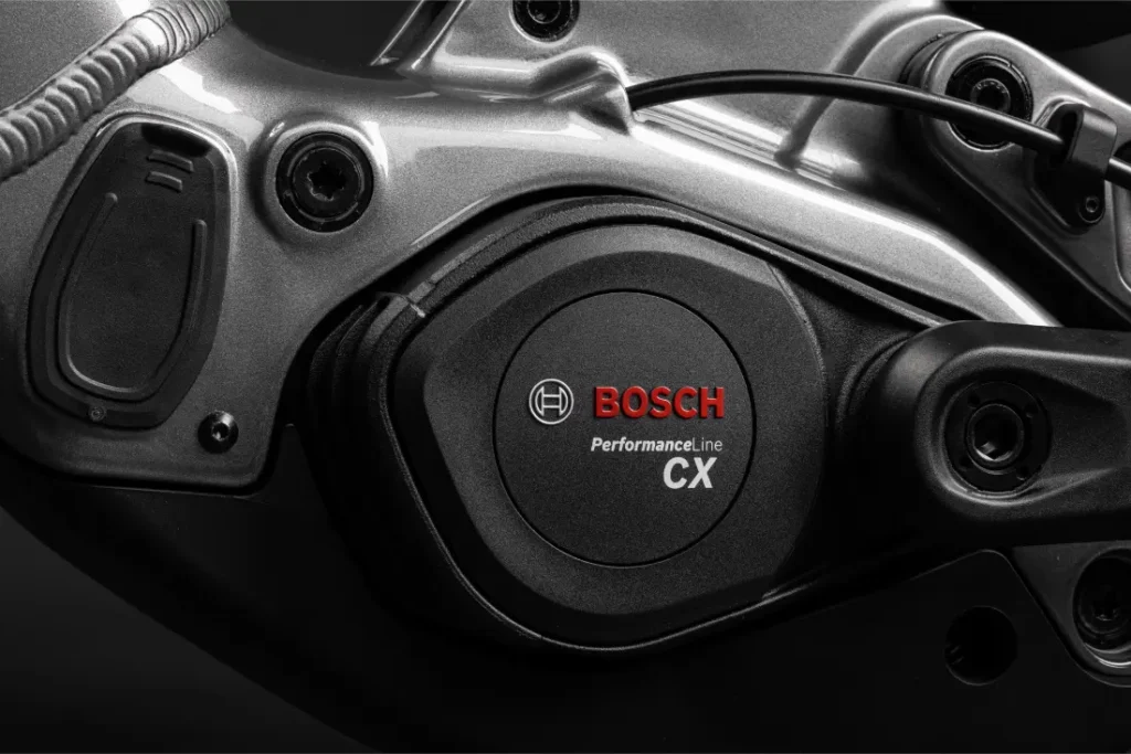 Primer plano de un motor de bicicleta eléctrica Bosch Performance Line CX montado en el robusto cuadro de aluminio de una Santa Cruz Vala AL.