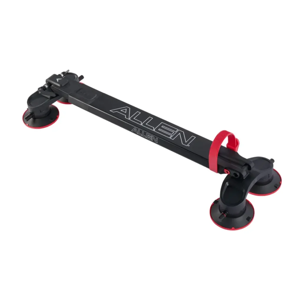 El Allen Smart Suction Bike Rack es un portabicicletas negro con cuatro ventosas y una correa roja, diseñado para un montaje seguro en el techo de cualquier vehículo.