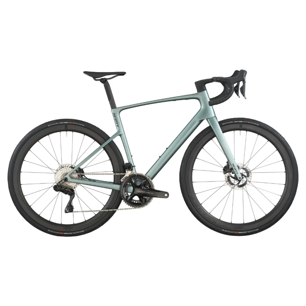 Una moderna bicicleta de carretera SCOTT Addict con manillar rebajado, frenos de disco y neumáticos anchos, mostrada en color verde claro sobre fondo blanco.