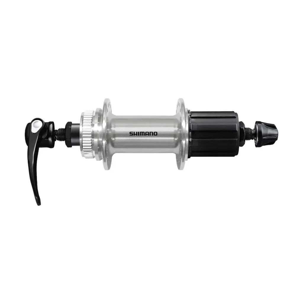 Un buje trasero de bicicleta Shimano CUES con palanca de cierre rápido, cuerpo de aluminio pulido plateado y mecanismo de rueda libre negro, fotografiado sobre fondo blanco.