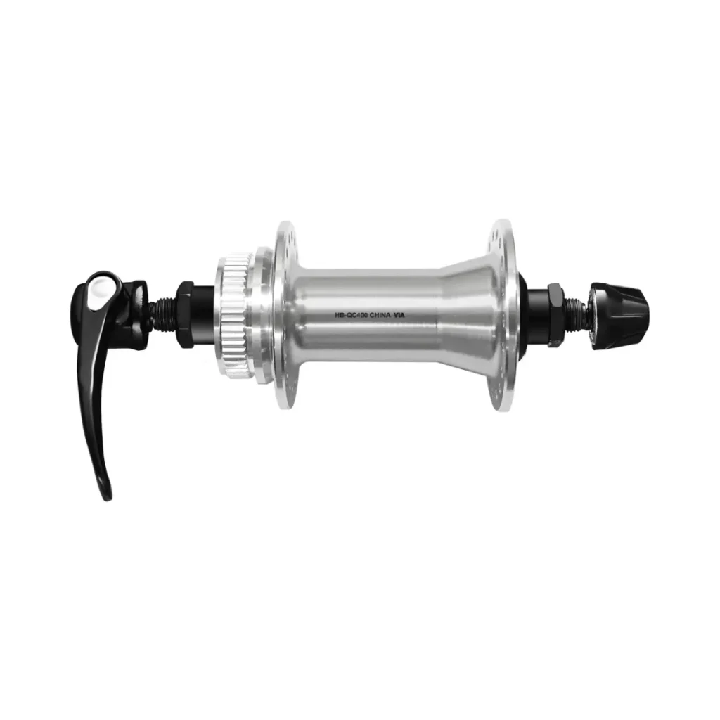 Sobre fondo blanco se muestra un buje delantero de bicicleta plateado de la serie Edición Aluminio Pulido con palanca de cierre rápido, ideal para grupos de carretera y compatible con componentes Shimano CUES.