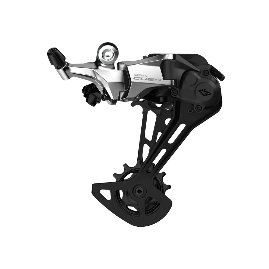 Un cambio trasero de bicicleta Shimano CUES Edición Aluminio Pulido con jaula negra y cuerpo plateado, sobre fondo blanco. Perfecto para configuraciones de grupos de carretera premium.