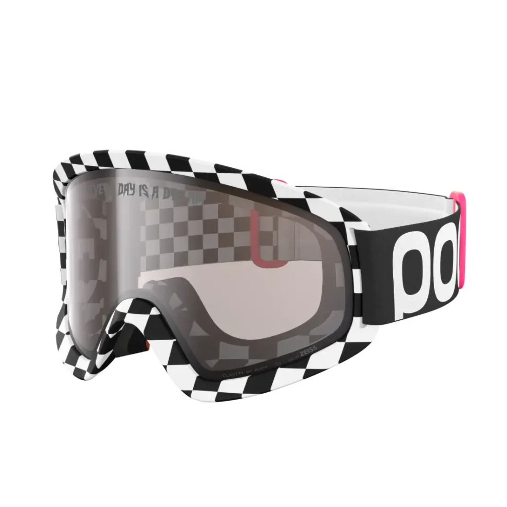 Gafas de esquí a cuadros blancos y negros con lente reflectante y correa ajustable con llamativas letras blancas, como las que prefiere Robin Goomes cuando combina sus gafas Ora con un casco Coron Air.