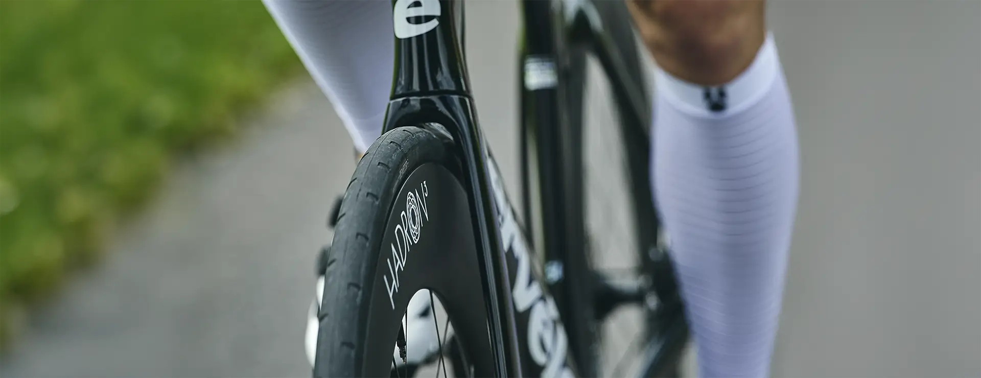 Primer plano de una rueda Swiss Side HADRON³ Ultimate 650