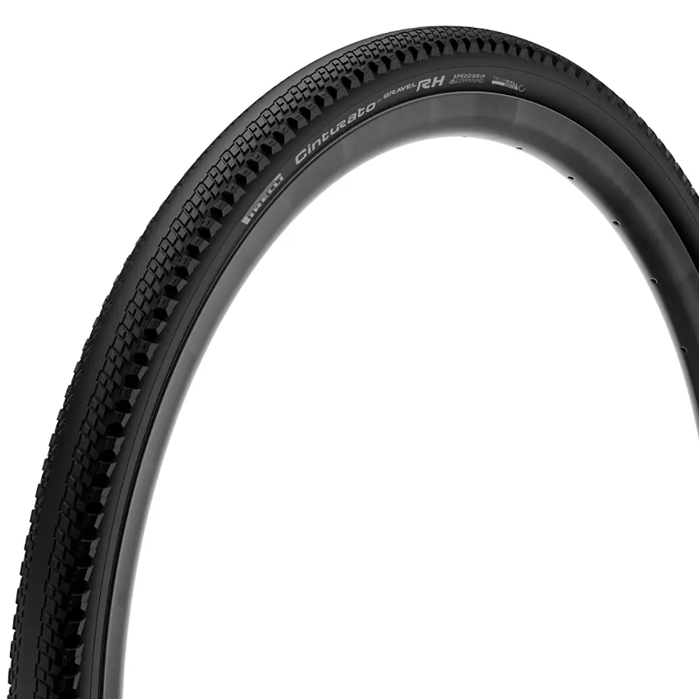 Un neumático de bicicleta Pirelli Cinturato Gravel negro con banda de rodadura texturizada y la marca Cinturato, parte de la gama avanzada de neumáticos gravel, fotografiado sobre un fondo blanco.