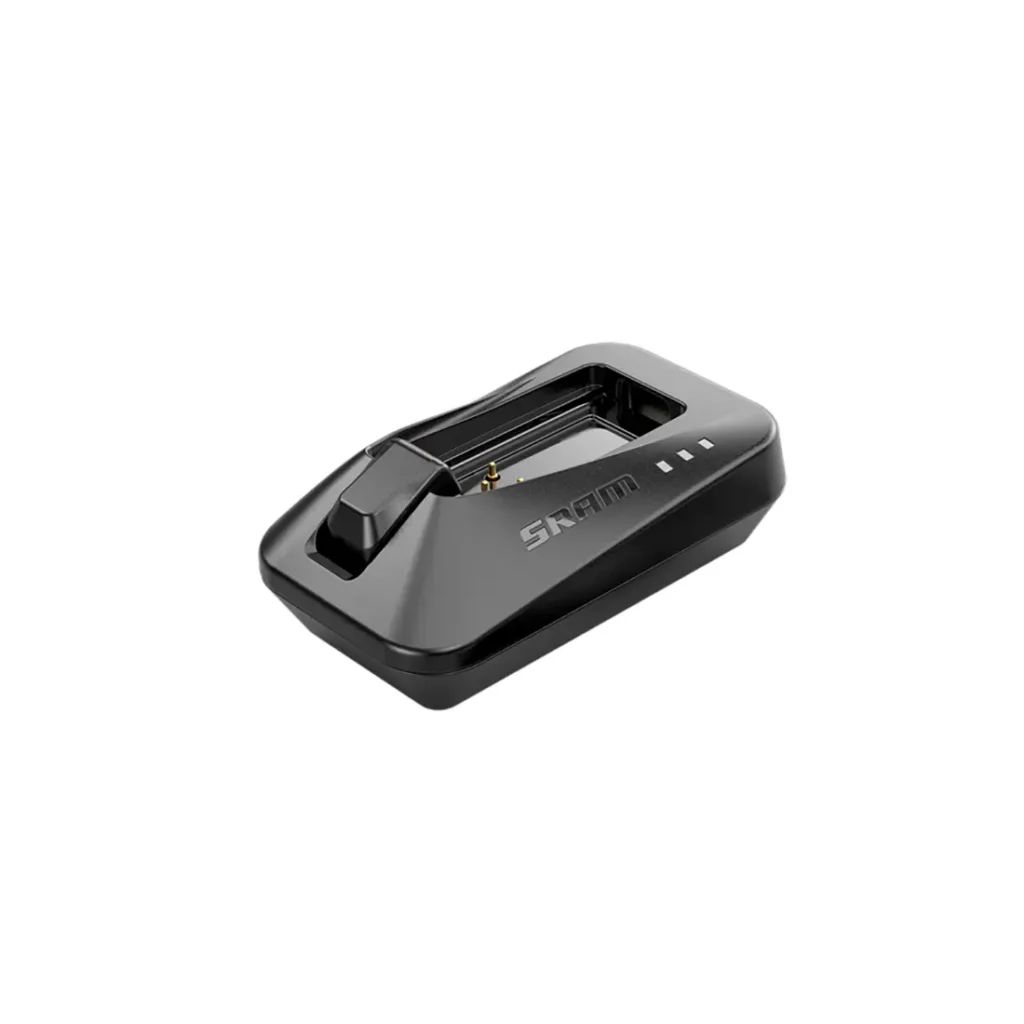 Cargador de batería SRAM negro para componentes electrónicos de bicicleta, presentado como parte de las Novedades SRAM febrero 2026, sobre fondo blanco.
