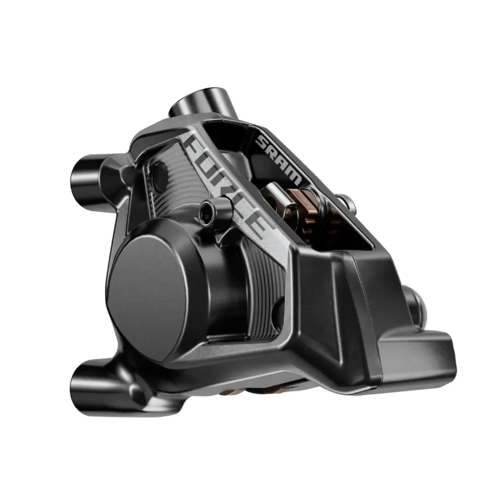 Un primer plano de una pinza de freno de disco hidráulico SRAM Force para bicicleta en acabado metálico, que muestra los componentes y la marca en detalle, un impresionante elemento destacado entre las novedades SRAM febrero 2026.