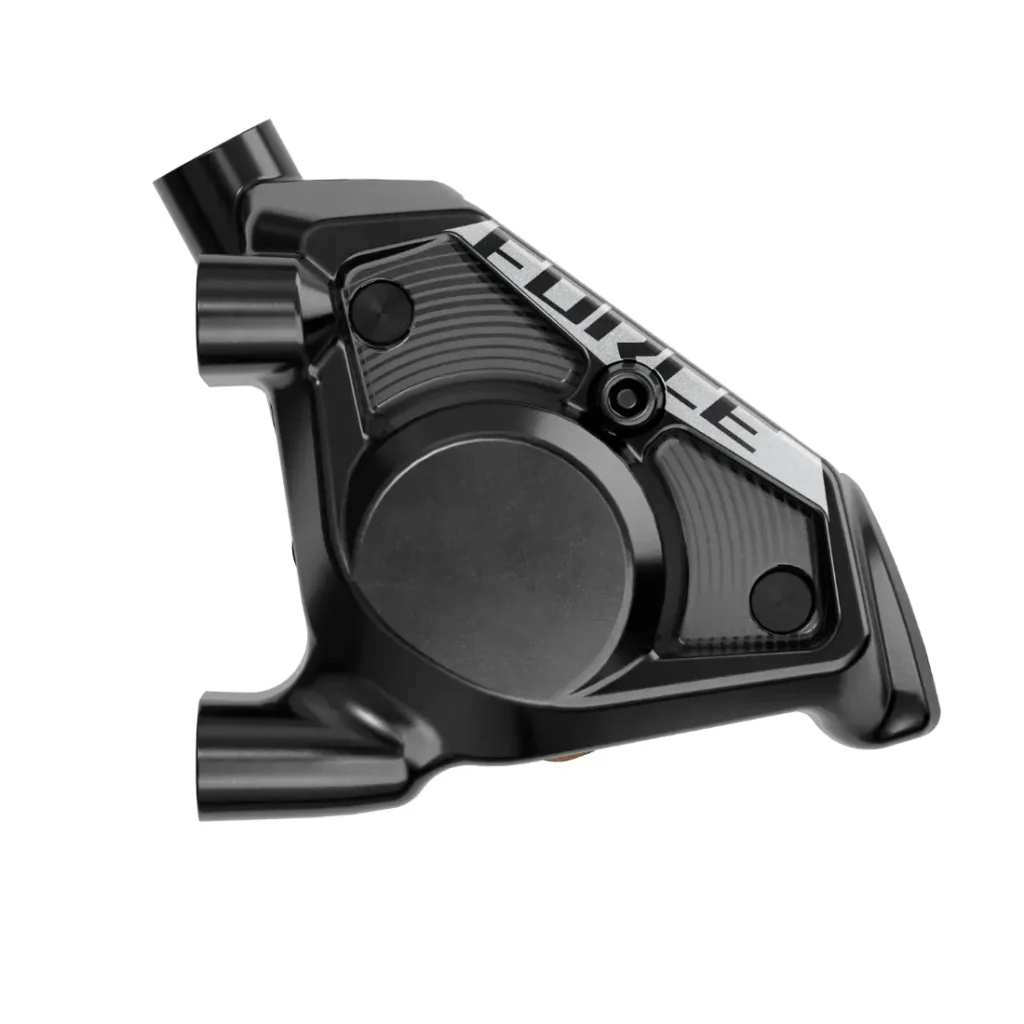Un primer plano de una pinza de freno de disco hidráulico negra con la palabra "FORCE" grabada en la parte superior, mostrando una de las novedades SRAM febrero 2026.