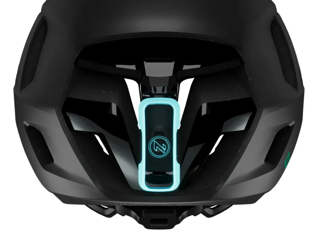 Primer plano de la parte inferior de un casco de ciclismo Casco Lazer Sphere Kineticore, que muestra el acolchado interno y un dial de ajuste azul en la parte posterior.