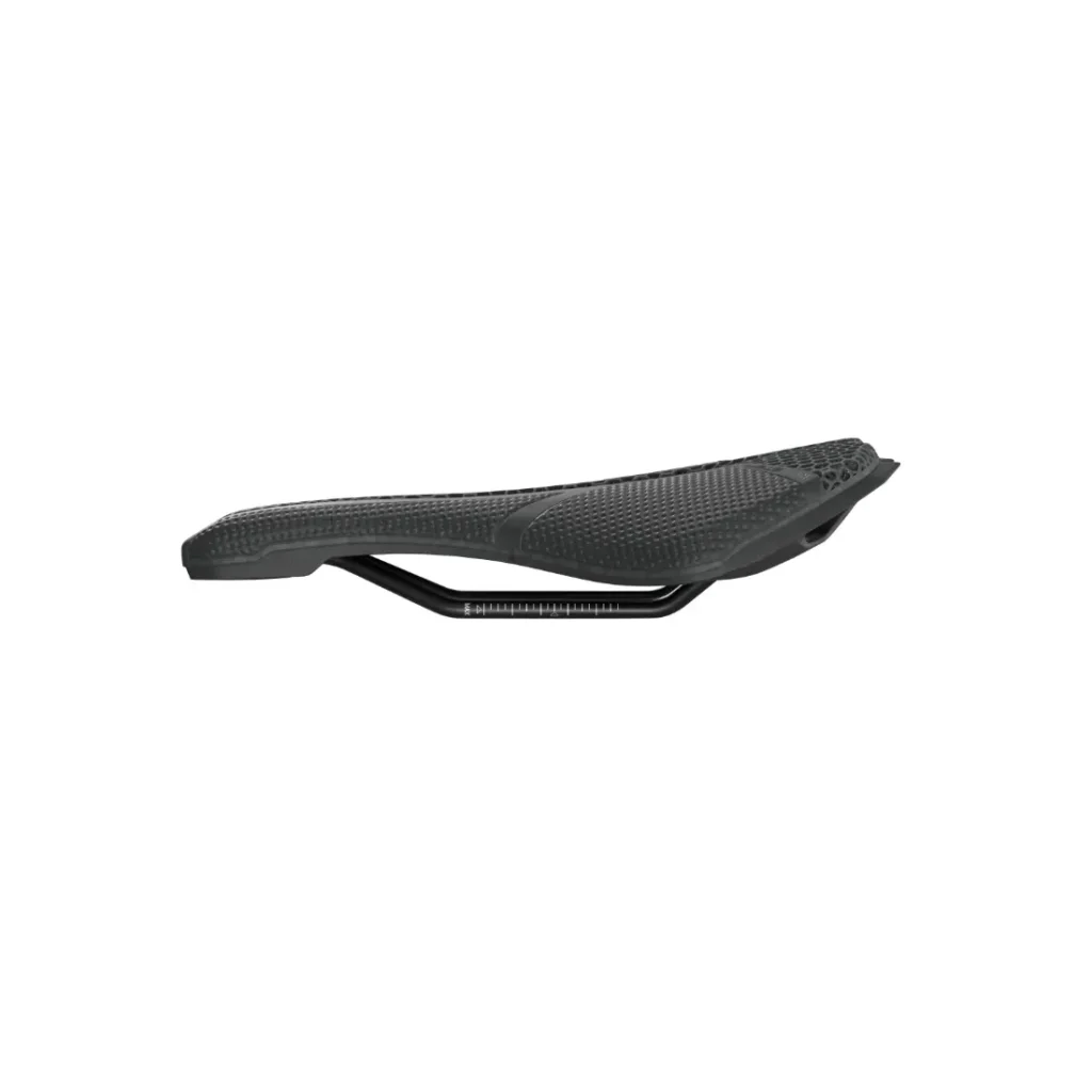 Vista lateral de un sillín PRO Stealth 3D negro con superficie de asiento texturizada y raíles metálicos para el montaje.