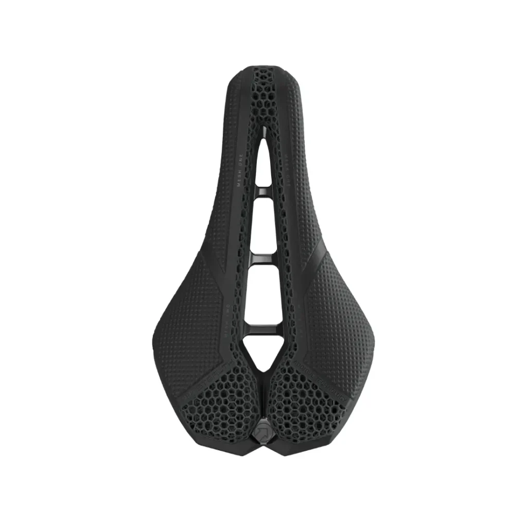 Sillín de bicicleta ergonómico PRO Stealth 3D de color negro con recorte central y superficie texturizada, diseñado para mejorar la comodidad y reducir la presión durante el pedaleo.