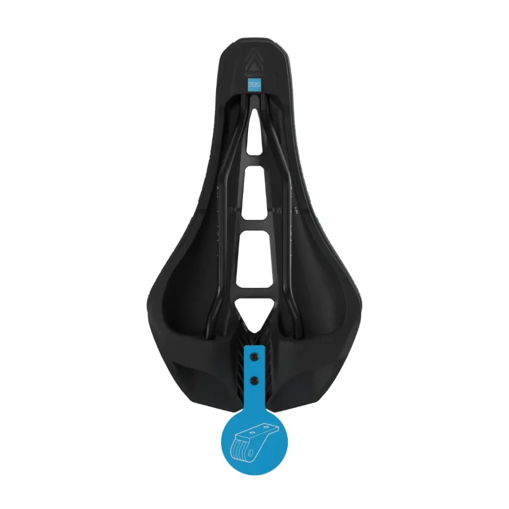 Sillín de bicicleta ergonómico PRO Stealth 3D negro con un recorte central y una etiqueta circular azul pegada en la parte inferior, visto desde arriba sobre fondo blanco.