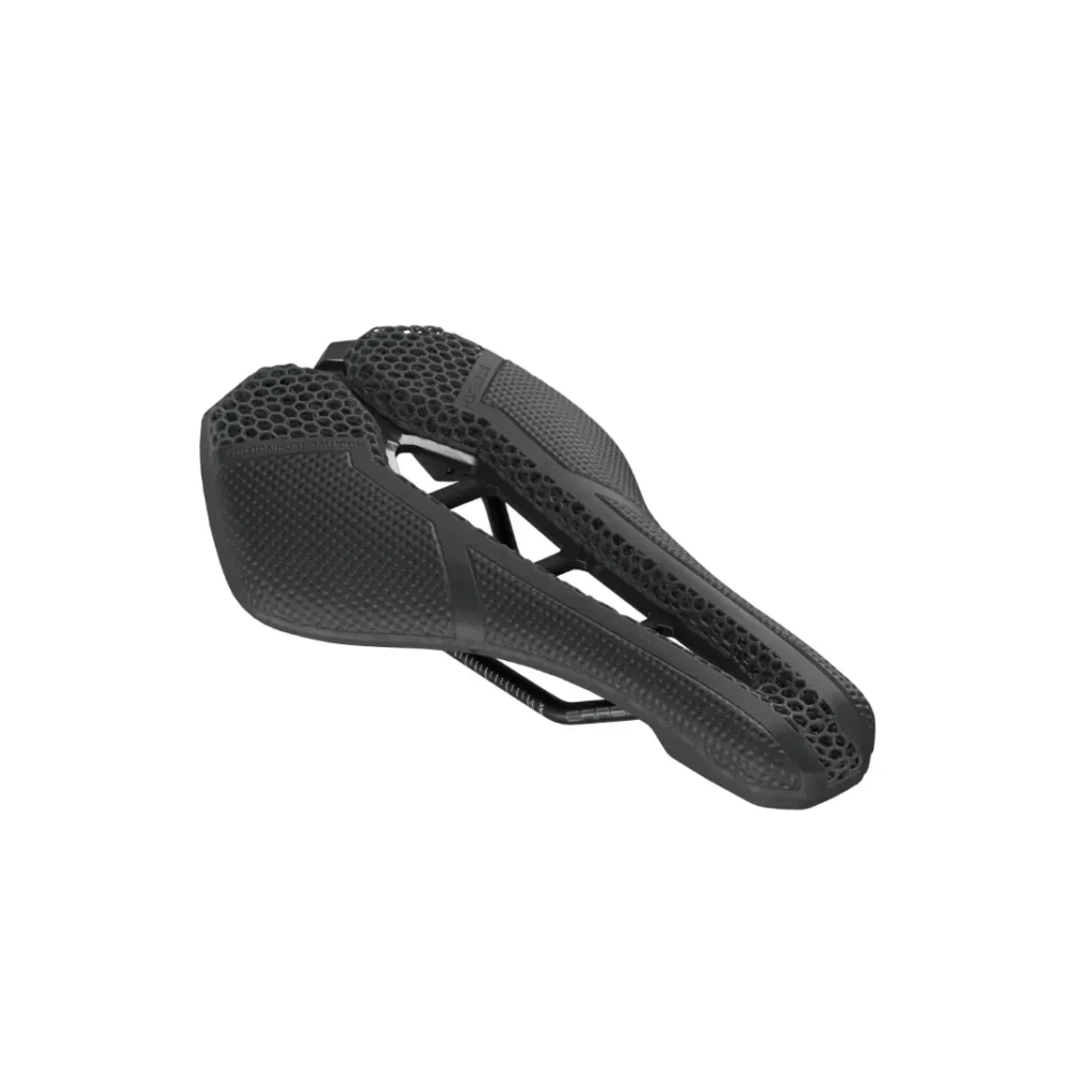 Sillín de bicicleta PRO Stealth 3D negro con superficie en forma de panal y diseño ergonómico, sobre fondo blanco.