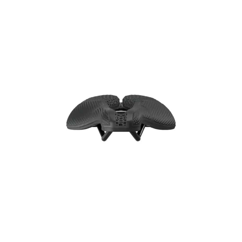 Un objeto PRO Stealth 3D negro, texturizado, con forma de mariposa, con un centro elevado y dos patas, visto de frente sobre un fondo blanco.