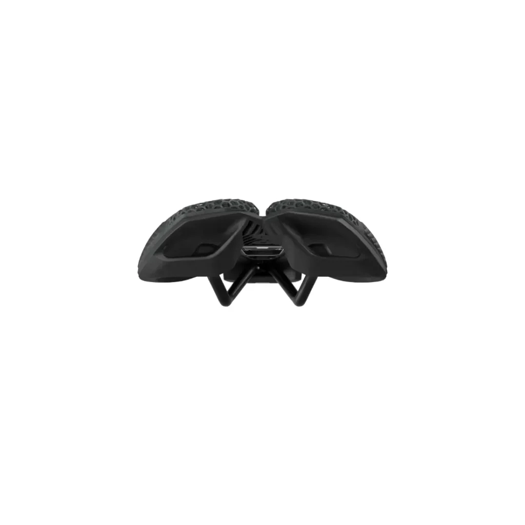 Sillín de bicicleta PRO Stealth 3D negro visto desde atrás, mostrando su superficie de asiento texturizada y los raíles de soporte sobre un fondo blanco.