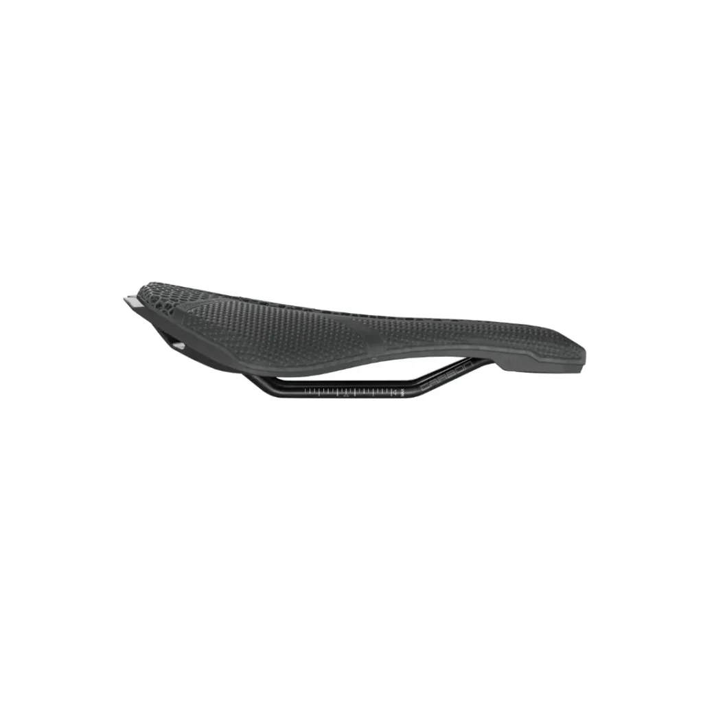 Un sillín de bicicleta PRO Stealth 3D negro con superficie texturizada y raíles metálicos, mostrado de perfil lateral sobre fondo blanco.
