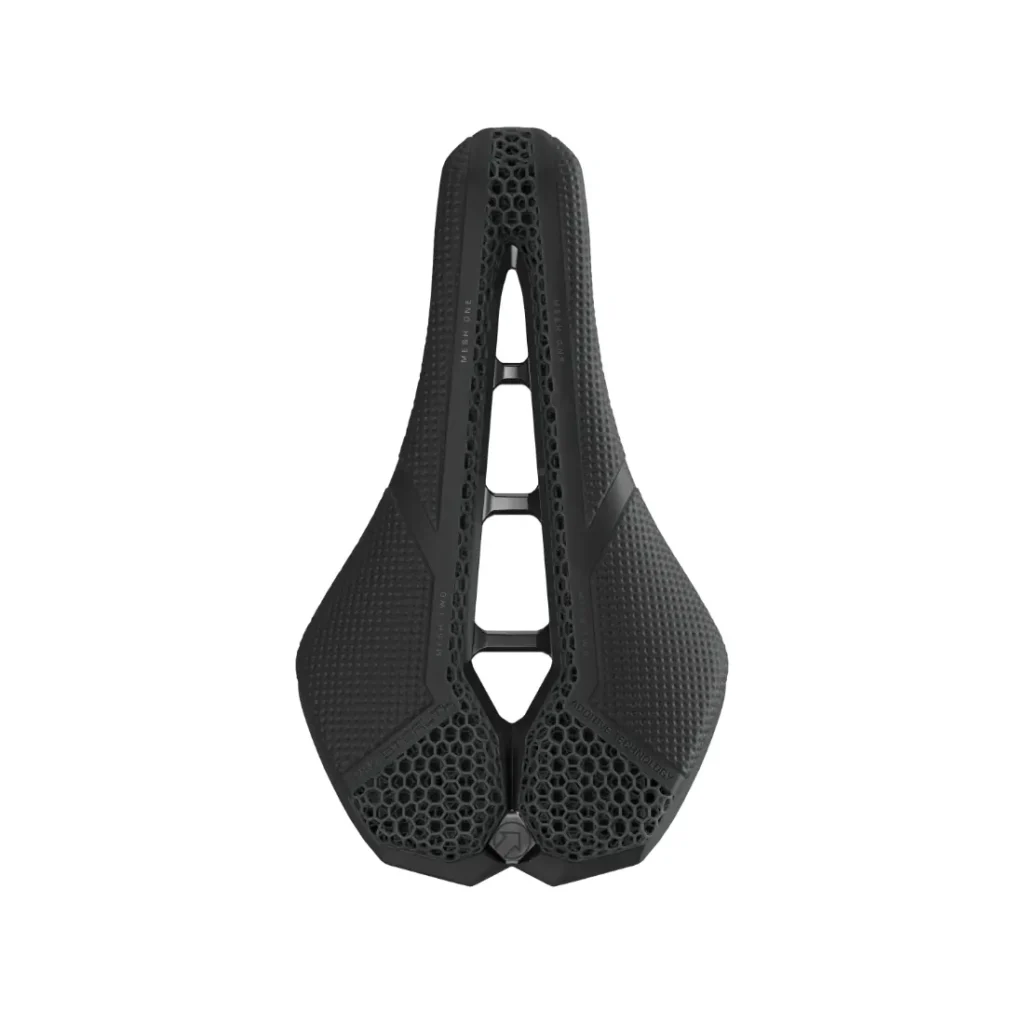 Sillín de bicicleta ergonómico PRO Stealth 3D de color negro con un recorte central y una superficie texturizada, visto desde arriba sobre un fondo blanco.