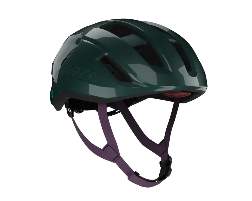 Casco de bicicleta Casco Lazer Sphere Kineticore verde oscuro con aberturas de ventilación negras y correas ajustables moradas, mostrado desde un ángulo lateral sobre fondo blanco.