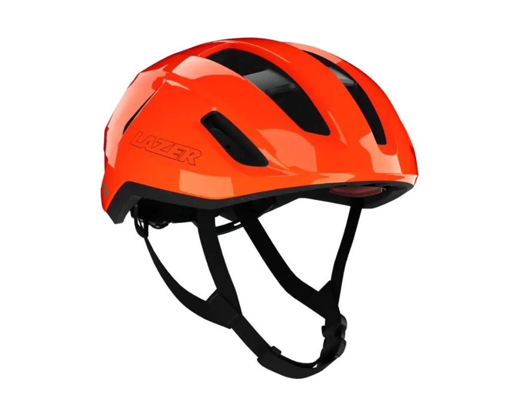 Casco de ciclismo Casco Lazer Sphere Kineticore de color naranja brillante con aberturas de ventilación negras y correas ajustables, sobre un fondo blanco liso.