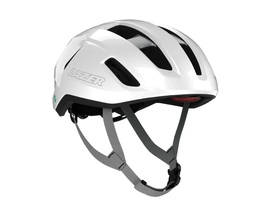 Casco de bicicleta Casco Lazer Sphere Kineticore blanco con orificios de ventilación negros y correas ajustables grises.