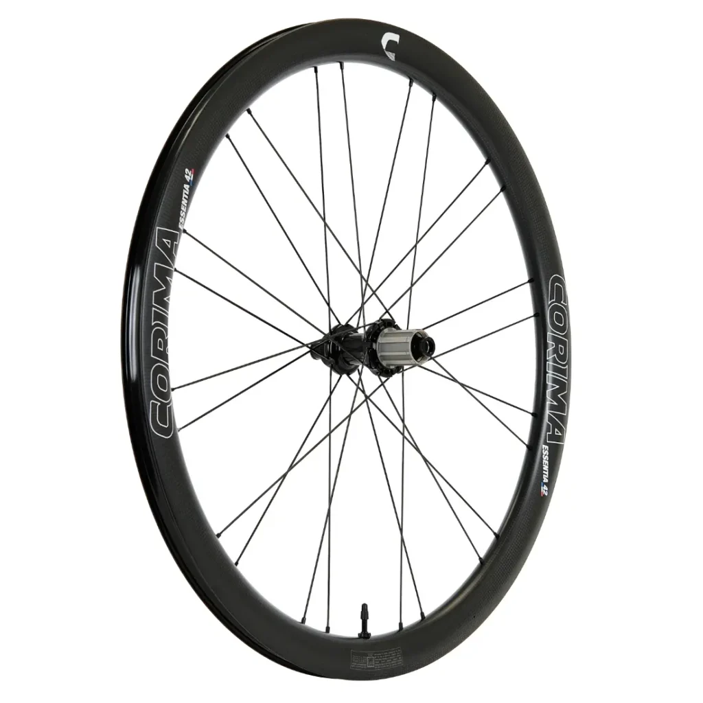Rueda negra de fibra de carbono Corima Essentia 42 con llanta de sección profunda y radios múltiples, diseñada para ruedas de grava y carreras de resistencia, sobre fondo blanco.