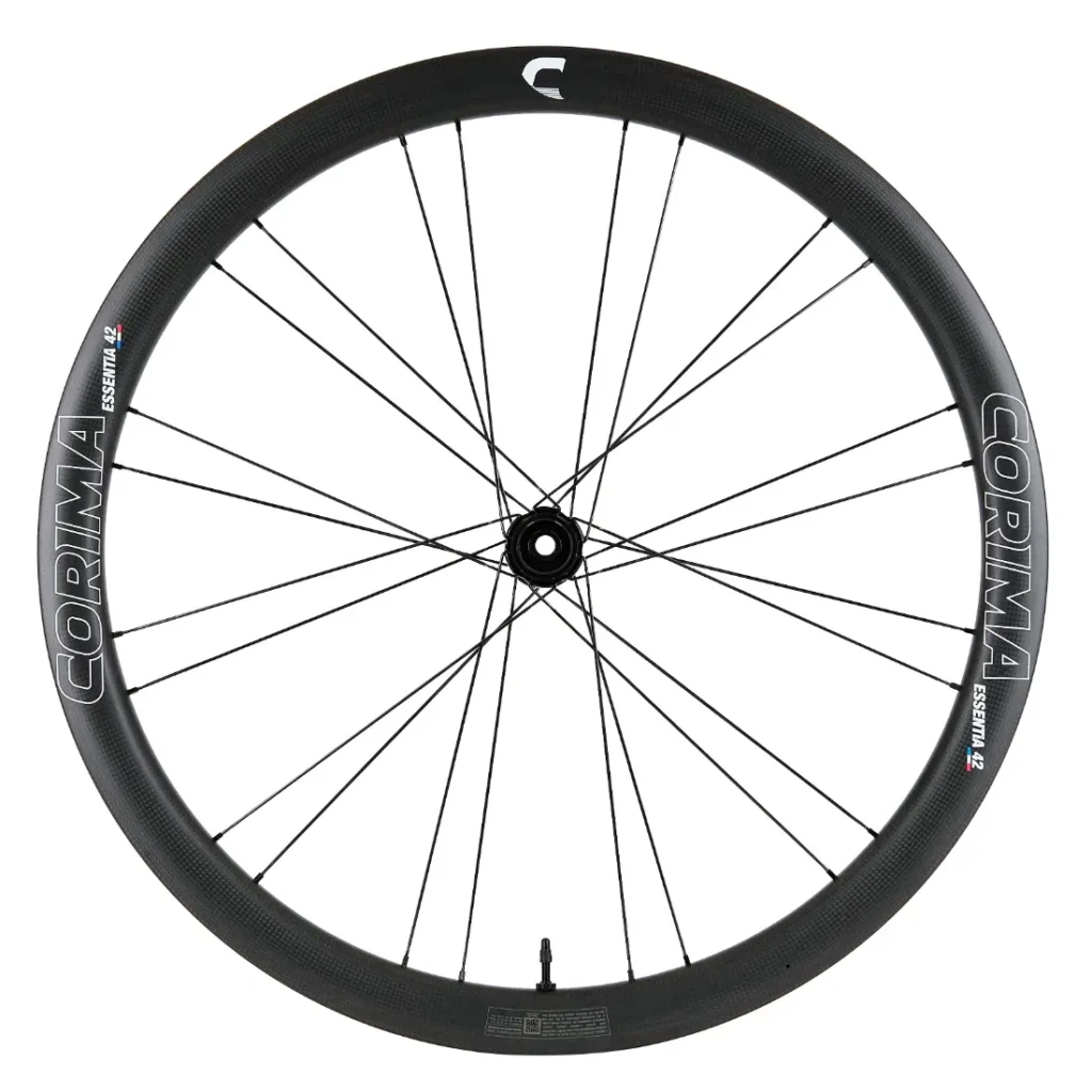 Una rueda de bicicleta de carbono Corima Essentia 42 negra con radios y marca en la llanta, perfecta para ruedas de gravilla o ruedas de resistencia, mostrada sobre un fondo blanco.
