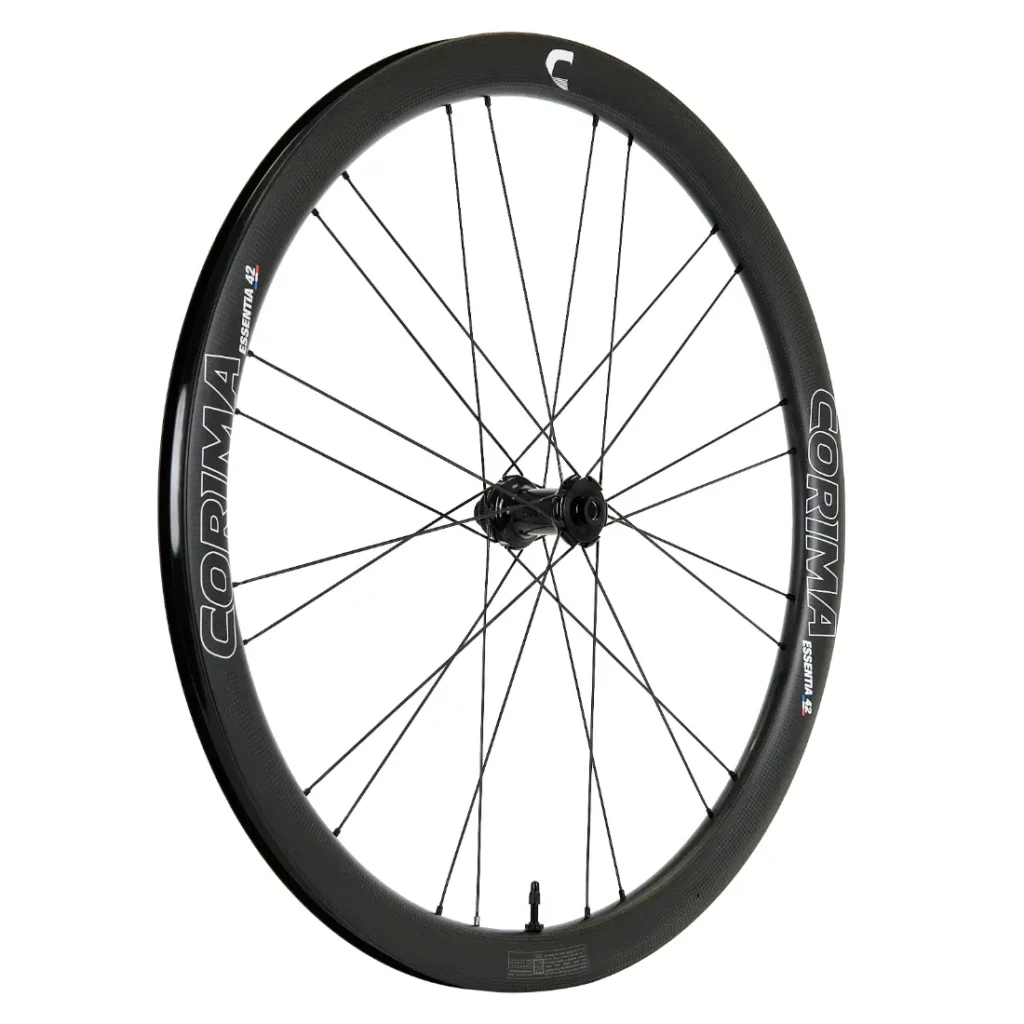 Una rueda de bicicleta negra Corima Essentia 42 de fibra de carbono con radios y llanta de sección profunda, ideal para la conducción de resistencia en grava y ruedas, vista de perfil sobre un fondo blanco.