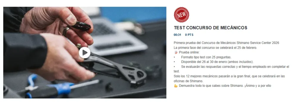 Primer plano de una persona que utiliza una llave inglesa para ajustar un componente de una bicicleta en un banco de trabajo, con herramientas al fondo, que capta la destreza vista en el Centro de Servicio Shimano del Concurso de Mecánicos.