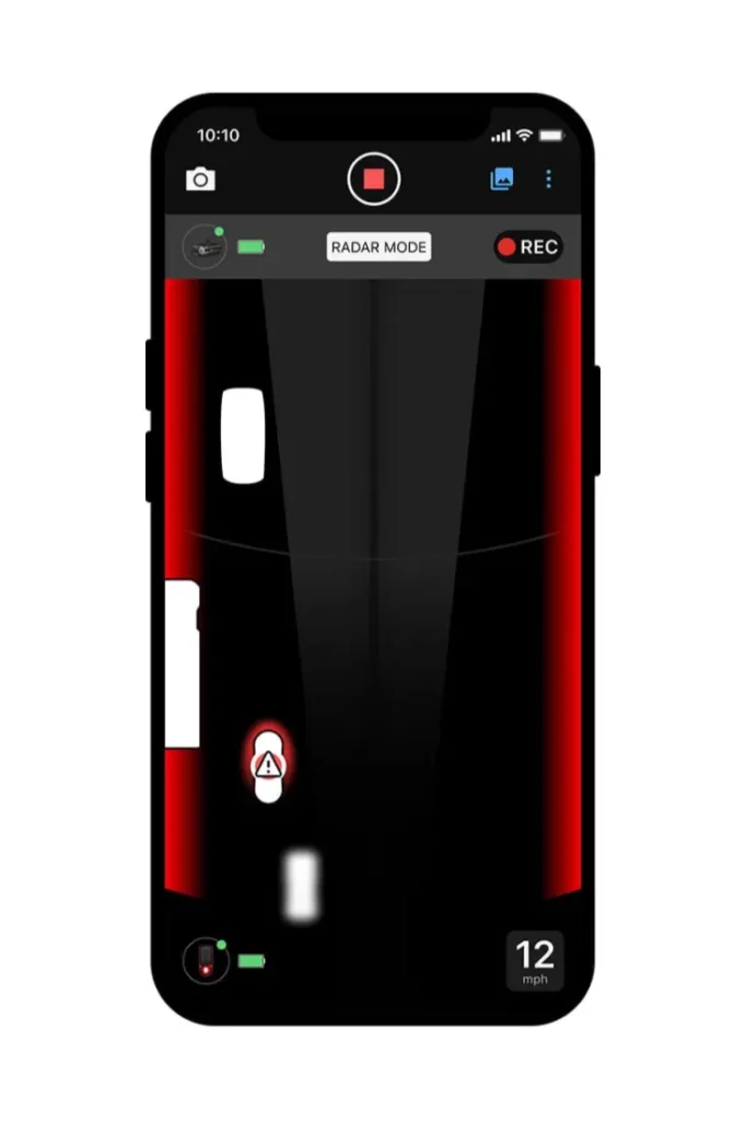 Pantalla de smartphone que muestra la interfaz del modo radar Garmin Varia RearVue 820, la velocidad mostrada es de 12 mph, con una atrevida combinación de colores rojo y negro e indicadores de grabación en la parte superior.
