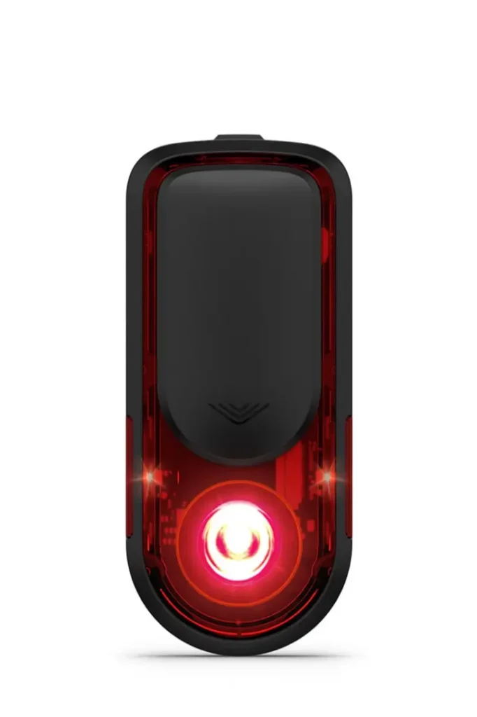 Luz trasera de bicicleta Garmin Varia RearVue 820 en negro y rojo con un LED circular iluminado en el centro, sobre un fondo blanco liso.
