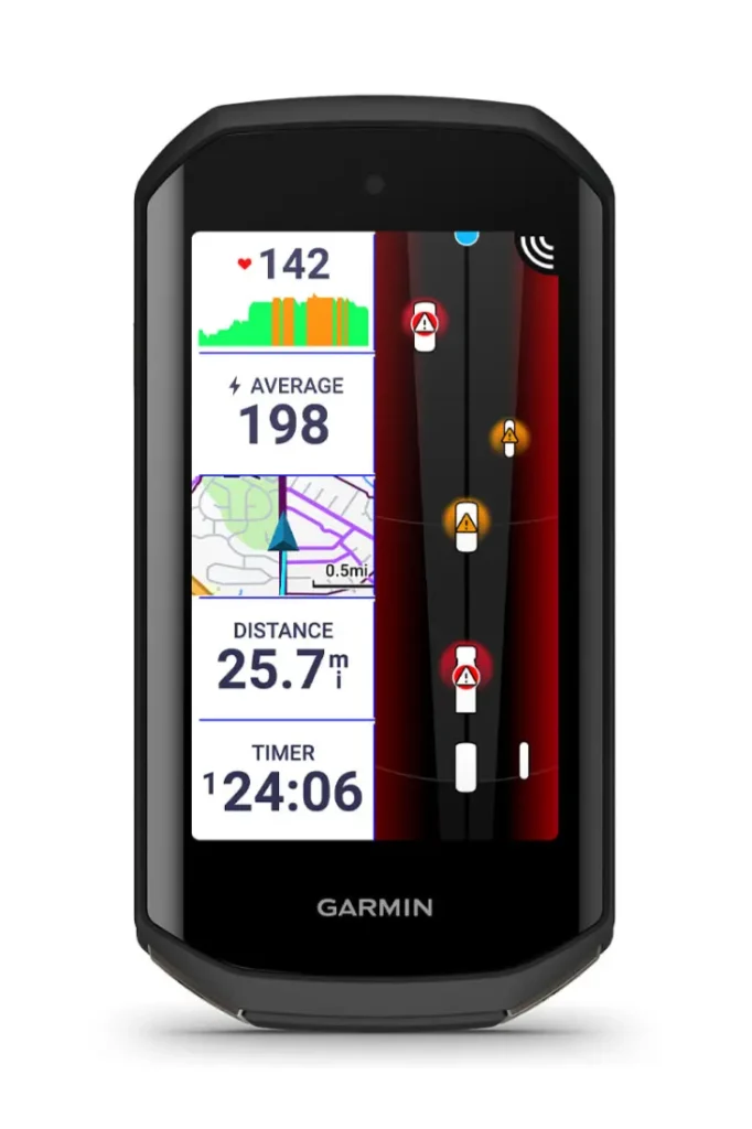 Un dispositivo GPS para ciclismo Garmin Varia RearVue 820 que muestra en su pantalla la frecuencia cardiaca, la potencia media, el mapa, la distancia, el temporizador y alertas en tiempo real de peligros en la carretera.