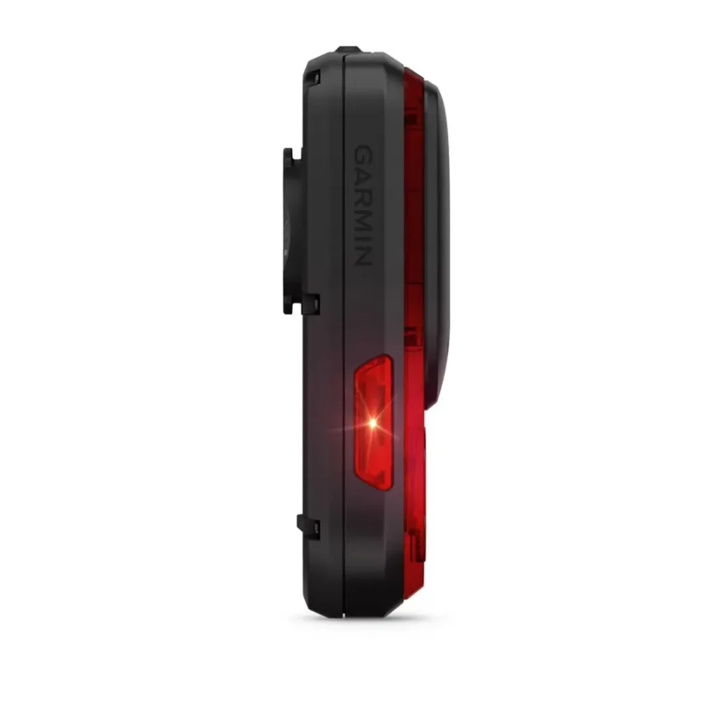 Vista lateral de la luz trasera para bicicleta Garmin Varia RearVue 820 con una luz roja encendida, que resalta el perfil delgado del producto y la marca.