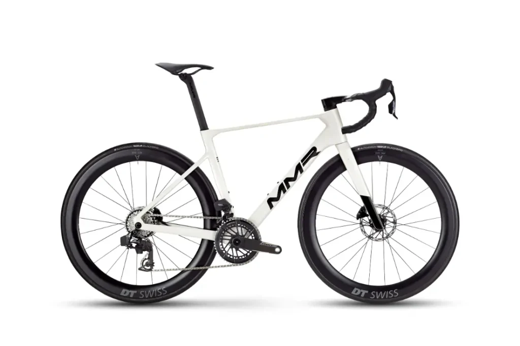 Bicicleta de carretera MMR Aelion SL blanca con manillar, sillín y ruedas negros, con llantas DT Swiss y frenos de disco, fotografiada de perfil sobre fondo blanco. Disponible en bici total.